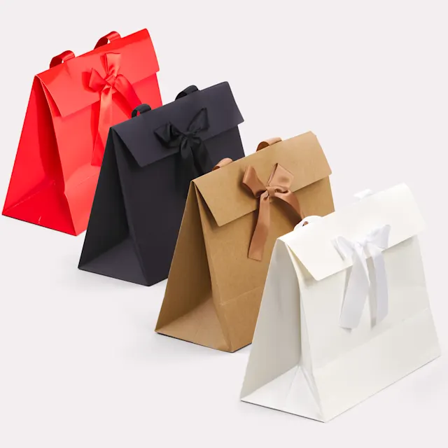 Papieren cadeautasjes met strik